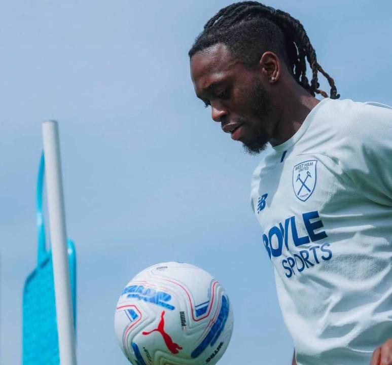 Aaron Wan-Bissaka s'entraînant avec les Hammers de West-Ham United