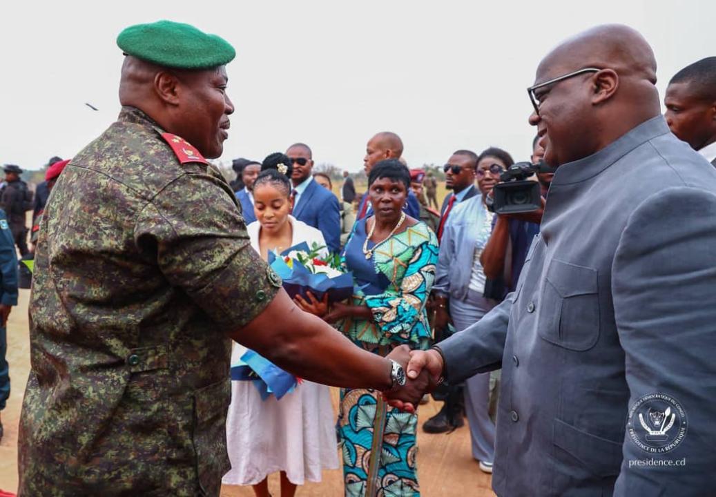 Une poignée de mains entre le Président de la République Félix-Antoine Tshisekedi Tshilombo et le général Kasongo Kabwik à Kaniama-Kasese