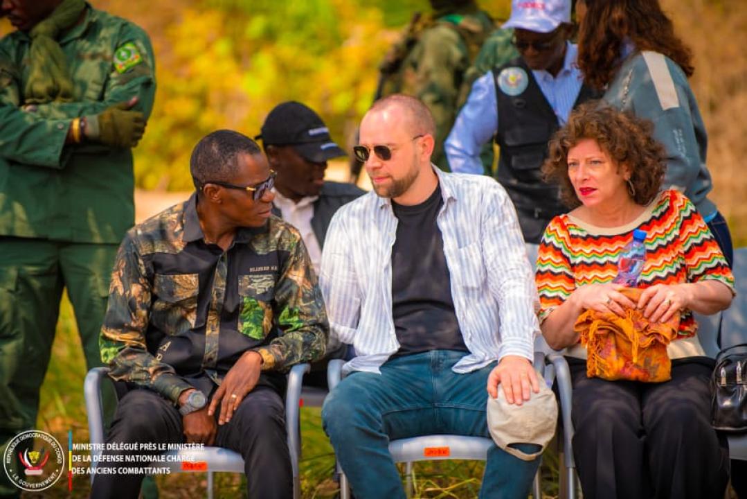 Le ministre délégué Eliezer Ntambwe Mposhi échange avec Monsieur Lucas, l'un des responsables de la Fondation Hans Seidel, avant le début du meeting tenu le 28 juillet 2026