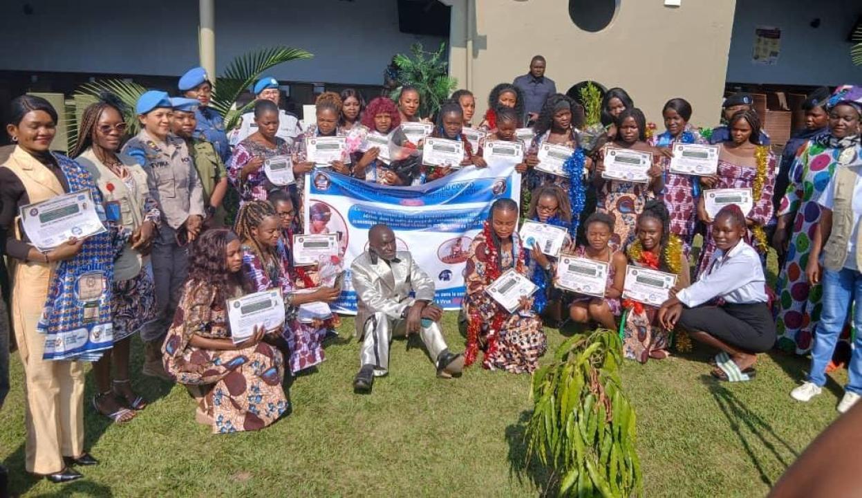 Une séance de sensibilisation destinée aux jeunes filles et aux femmes sur l'autonomisation économique, la prévention des VBG et la lutte contre la désinformation liée à Ebola, organisée à Bunia par la MONUSCO en partenariat avec l’AJCC
