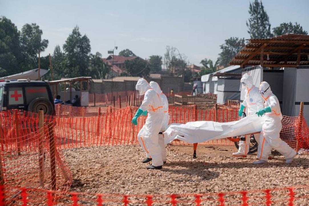 Des agents sanitaires transportent à la morgue du Centre médical évangélique de Nyankunde (Ituri) le corps d’une personne décédée d'Ebola [photo d'illustration)