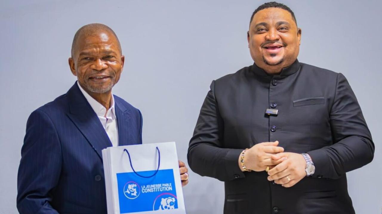 Serge Etinkum Anza,  responsable de la plateforme citoyenne « La Jeunesse Parle » lors d’une consultation avec l’archevêque Ejiba Yamapia