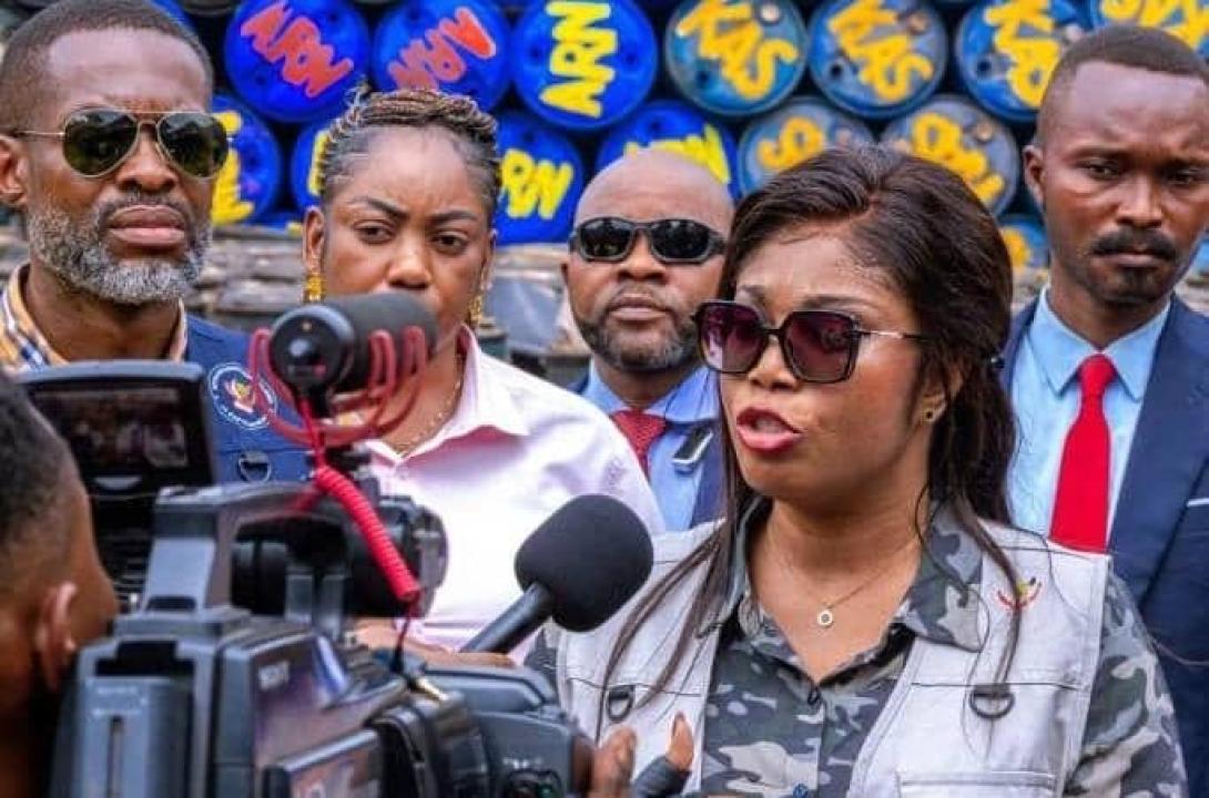 La ministre d'État en charge des Hydrocarbures Acacia Bandubola Mbongo répondant aux questions des journalistes lors d’une interview.
