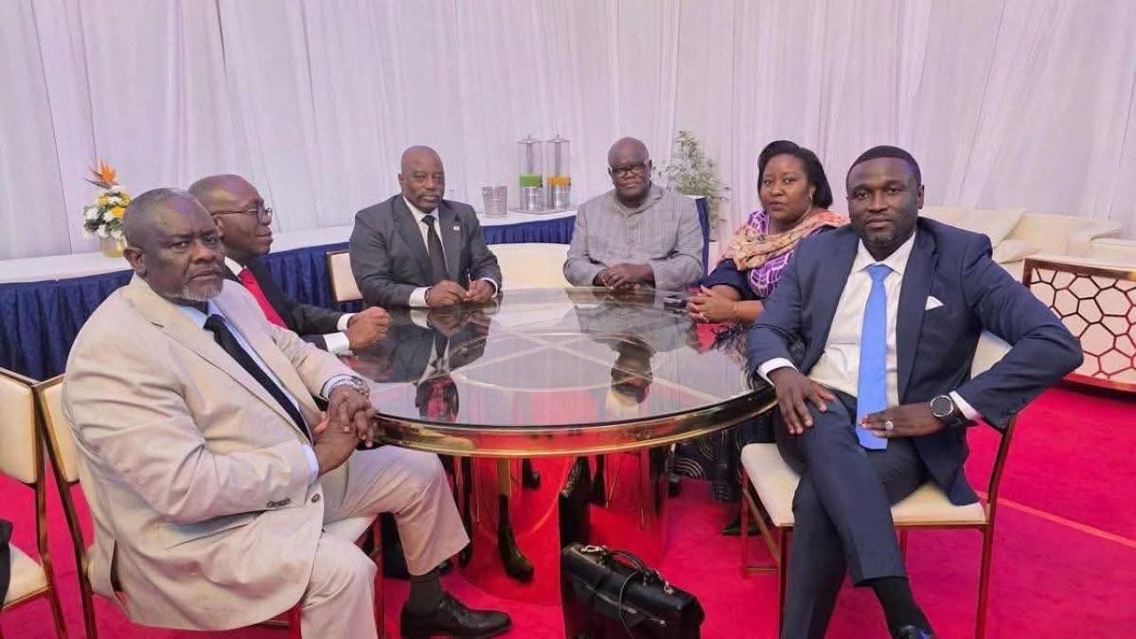 Quelques membres de l’opposition radicale en RDC réunis autour de Joseph Kabila lors du lancement de Sauvons la RDC à Nairobi [photo d'illustration]