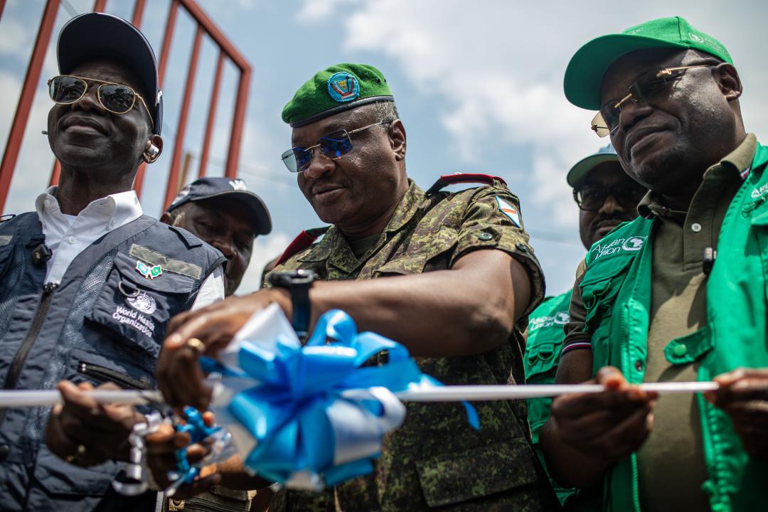 Le gouverneur militaire de l’Ituri accompagné du directeur régional de l’OMS pour l’Afrique (à gauche) et du Directeur général d’Africa CDC (à droite) inaugurent un nouveau Centre de traitement Ebola à Rwankole [photo d'illustration]