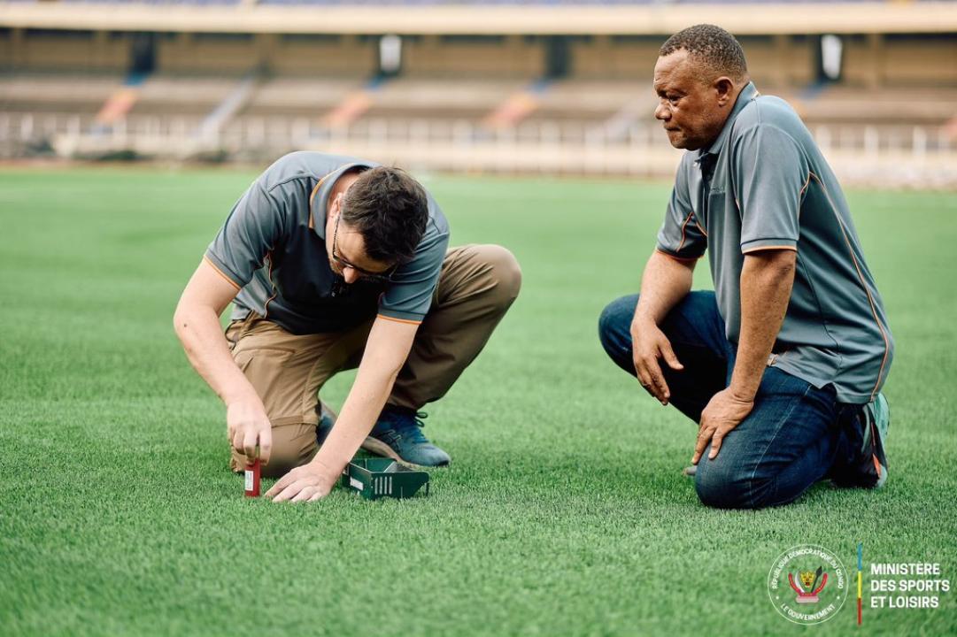 Un expert de la FIFA évalue la conformité de la nouvelle pelouse synthétique du Stade des Martyrs
