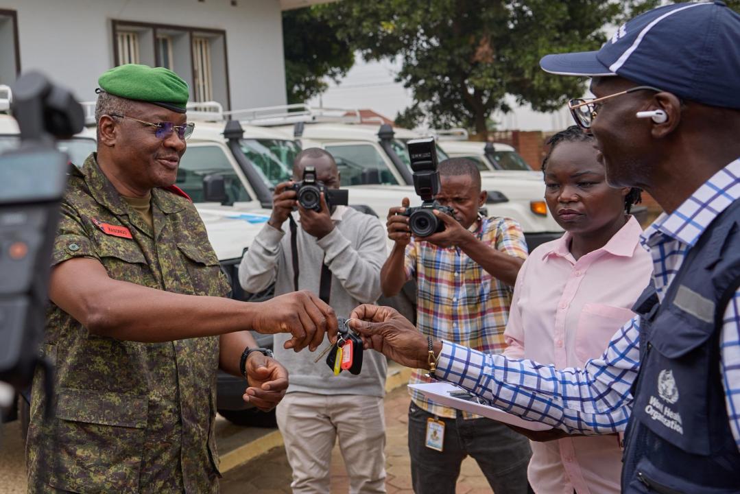 Le directeur régional de l’OMS, Mohamed Janabi, remet cinq ambulances et des matériels informatiques au gouverneur de l’Ituri pour renforcer la riposte contre l'épidémie d'Ebola