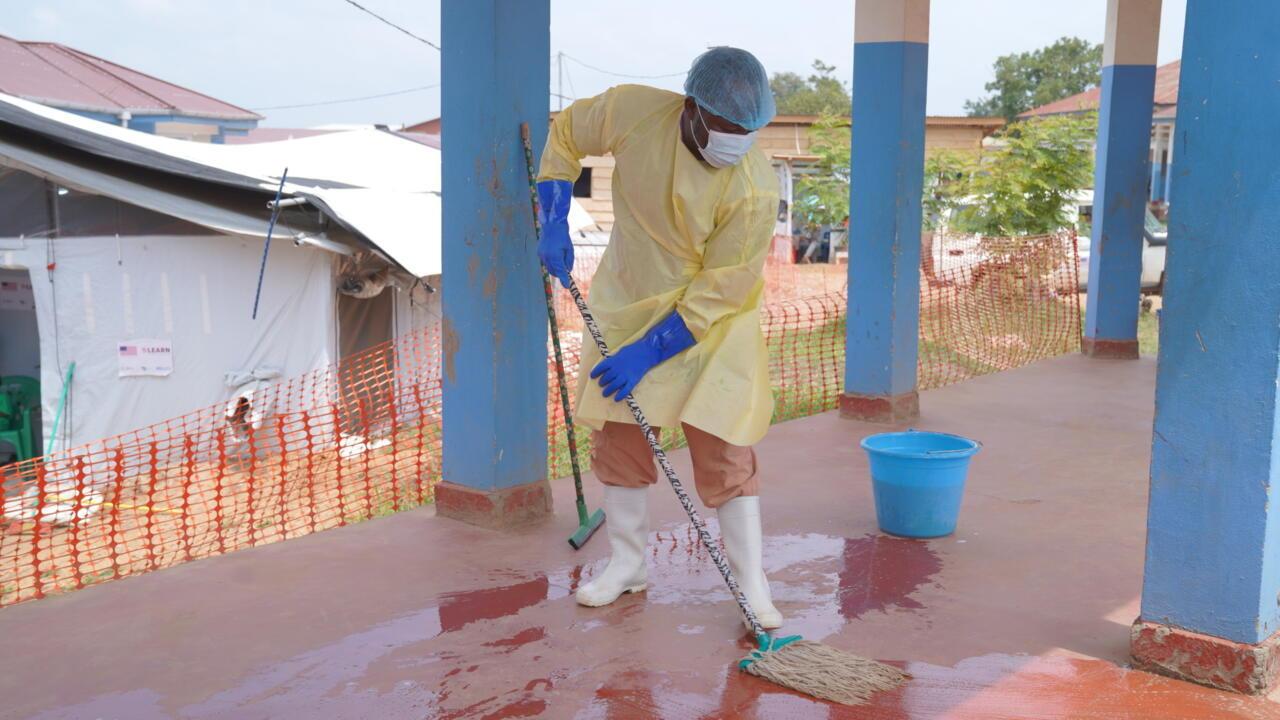 Un agent d'hygiène en pleines opérations de nettoyage et de désinfection au centre de traitement Ebola de Rwampara, à Bunia [photo d'illustration]