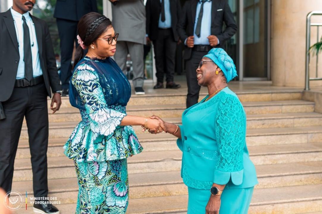 Échanges entre la ministre d’État Acacia Bandubola Mbongo et la ministre centrafricaine chargée du Développement de l’Énergie et des Ressources hydrauliques, Edwige Opportune Pouninguiza-Nguelebe