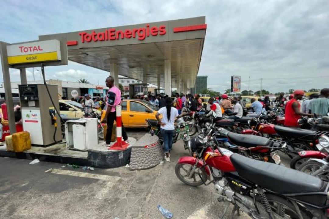 Des motos s’approvisionnant du carburant à une station-service [photo d'illustration]
