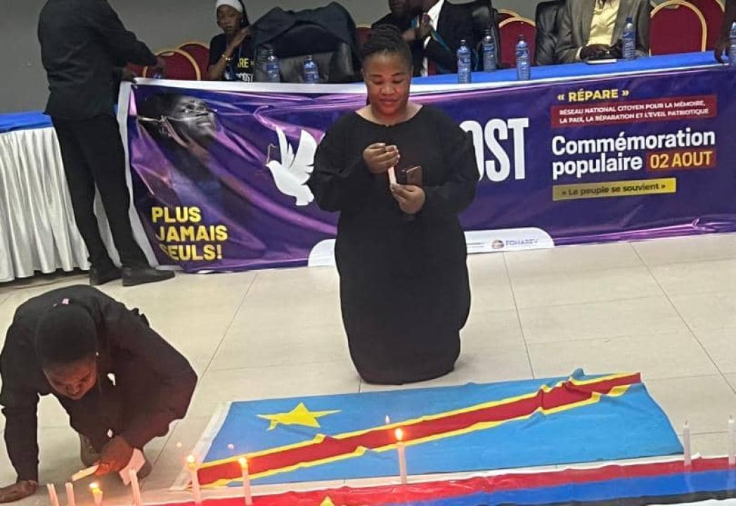 L’activiste pro-démocratie Angélique Niyibizi rendant hommages aux victimes des tueries en marge de la journée nationale du Génocost en RDC [photo d'illustration]