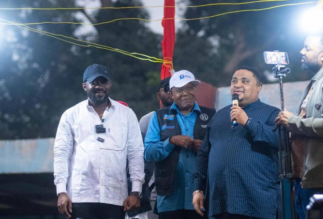 Serge Etinkum Anza, coordonnateur national du mouvement "Jeunesse Parle", à l'extrême droite de la photo, lors d'un meeting à Idiofa, dans le Kwilu
