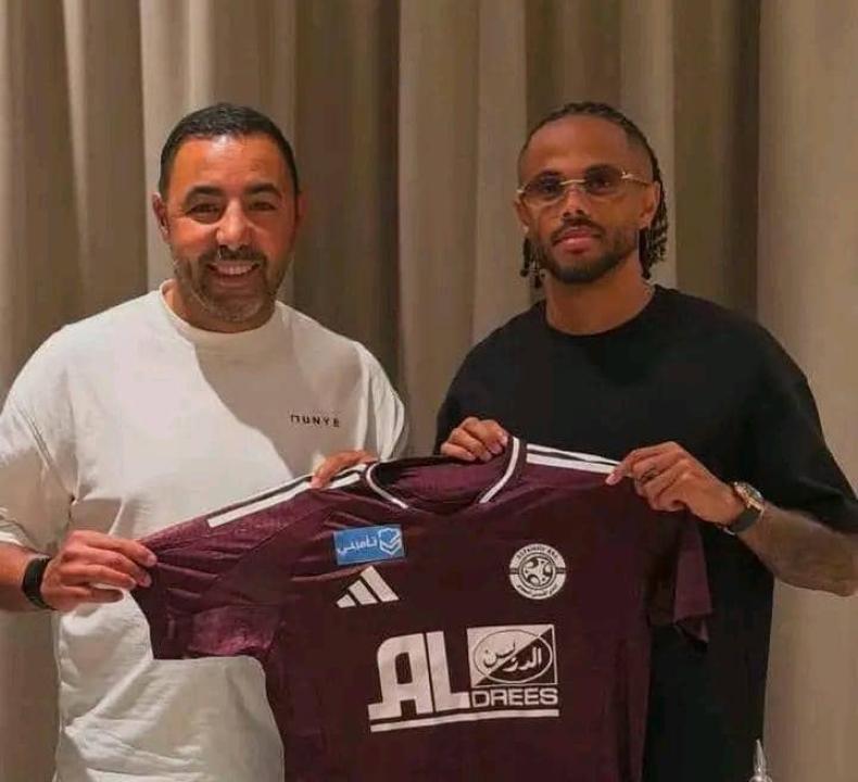 Théo Bongonda et un dirigeant d'Al Faisaly. [Photo d'illustration]