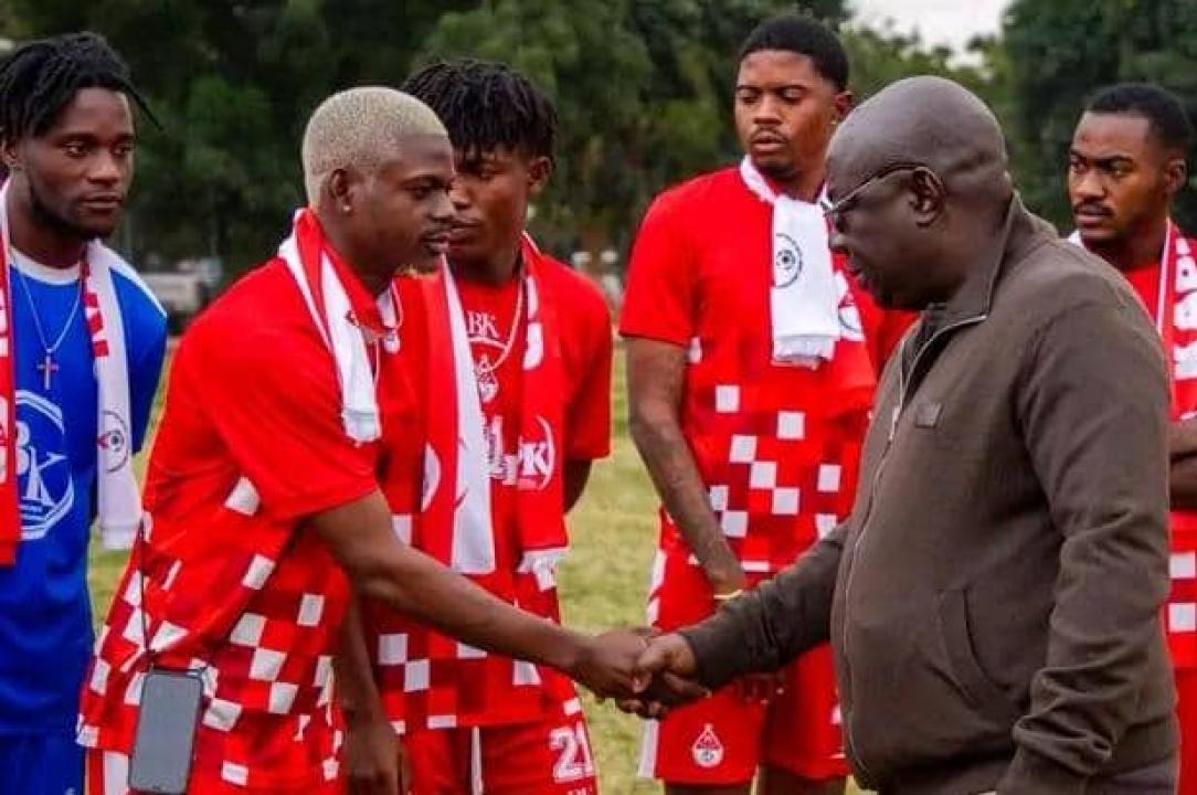 Bento Kangamba entrain de saluer Sem Mbali et d'autres nouvelles recrues de Kabuscorp.