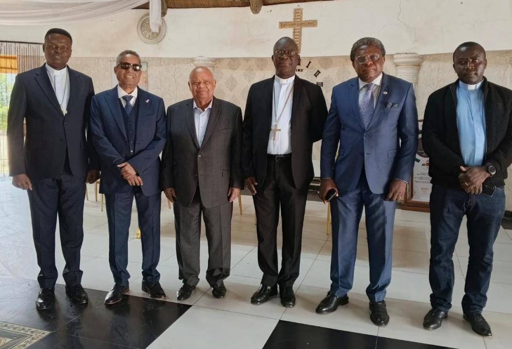 Raphaël Katebe Katoto entouré de dignitaires religieux et de leaders communautaires après une réunion [photo d'illustration]