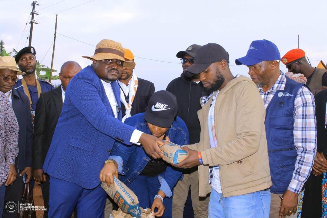 Le ministre Muhindo Nzangi remet symboliquement des semences de haricots à des agriculteurs de beni [photo d'illustration]