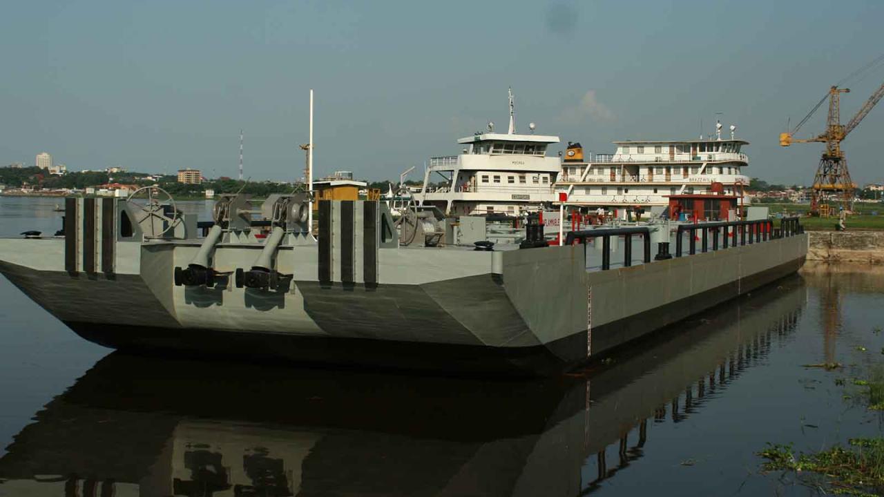 Un convoi composé d'une barge de fret et d'un bateau pousseur [photo d'illustration]