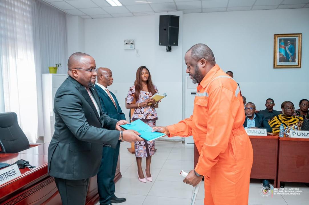 Le VPM de l'Intérieur, Jacquemain Shabani remet la directive ministérielle pour l'année politique 2026 à un représentant d'un parti politique à Kinshasa [photo d'illustration]