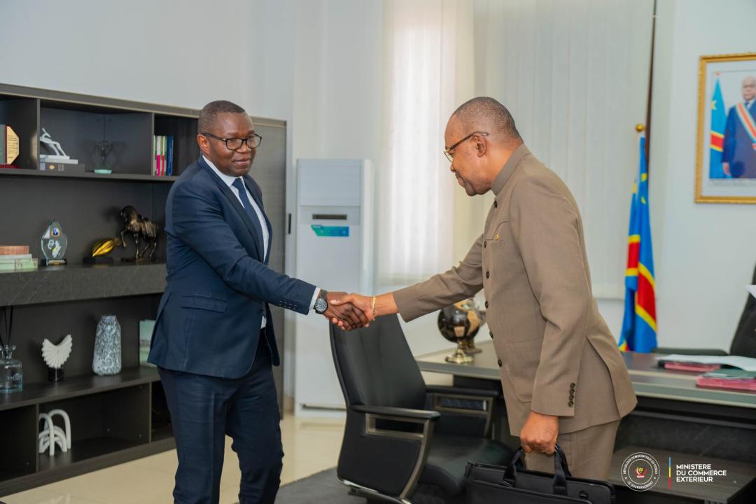 Poignée de mains entre Julien Paluku Kahongya,  ministre du Commerce extérieur en RDC, et Mike Tambwe,  directeur général de l’ANAPEX [photo d'illustration]