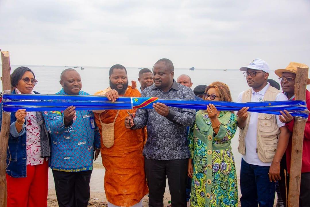 Le ministre Muhindo Nzangi coupe le ruban inaugural marquant le lancement officiel du poste d'exportation du café « Code 14 », à Kyavinyonge [photo d'illustration]