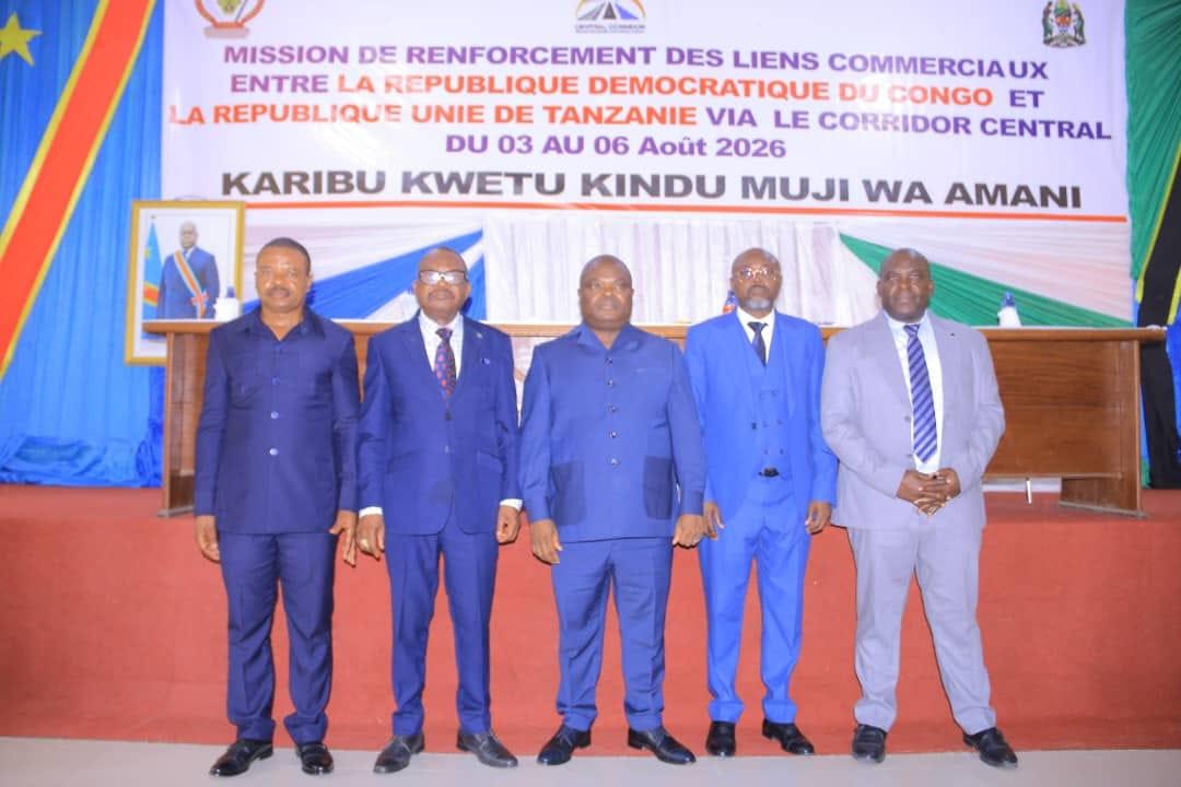 Au milieu, Mussa Kabwankubi Moïse, gouverneur du Maniema et la délégation du corridor central [photo d'illustration]