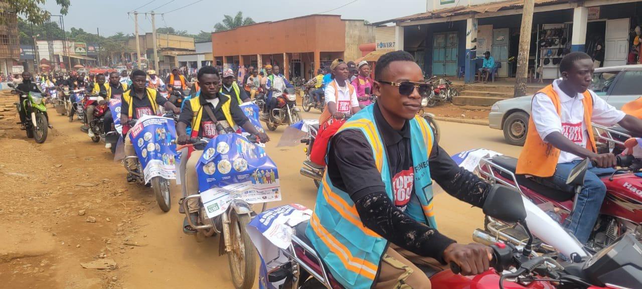 Des motocyclistes défilent dans les rues de Beni munis d'affiches de sensibilisation « STOP EBOLA » [photo d'illustration]
