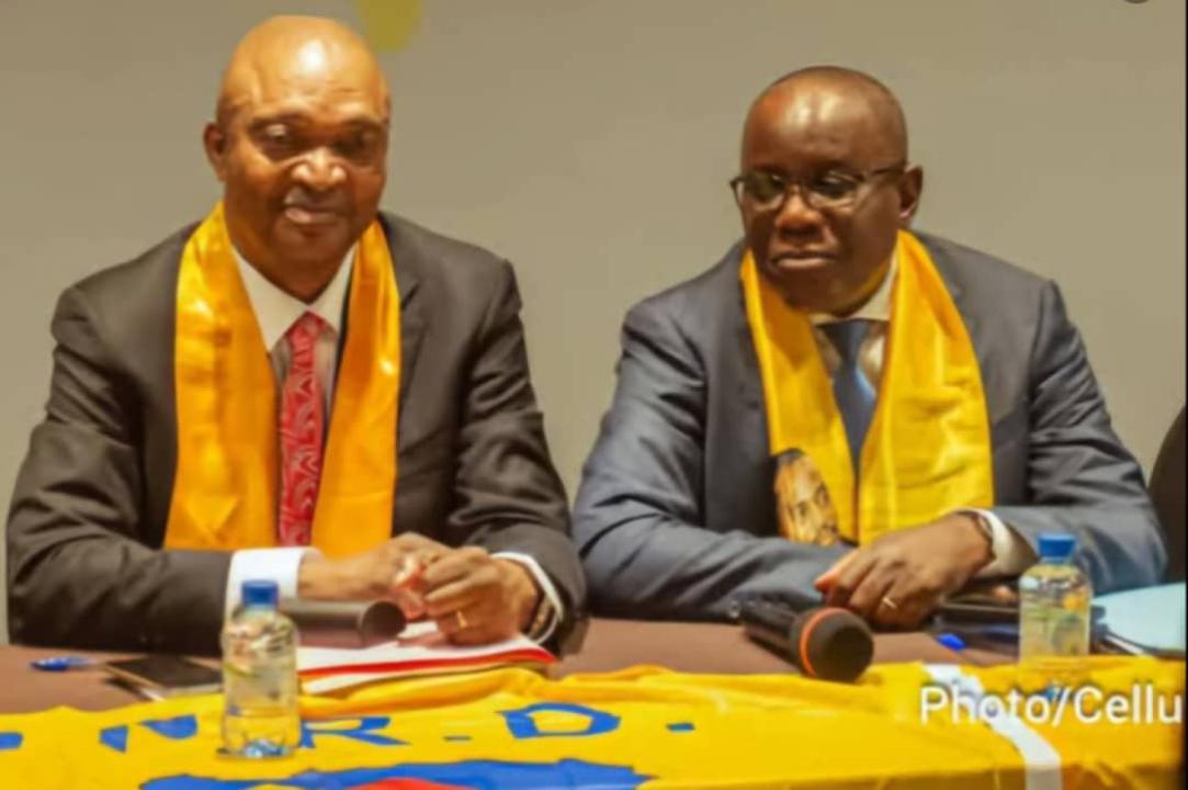Emmanuel Ramazani Shadary à gauche et Aubin Minaku à droite