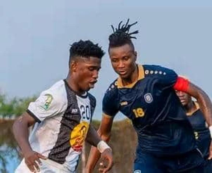 L'attaquant du TP Mazembe Faveurdi Bongeli, en duel avec le défenseur des Aigles du Congo Helton Kayembe. [Photo d'illustration]