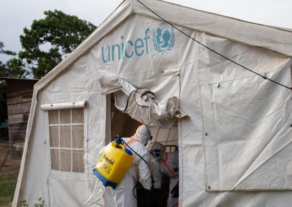 Une équipe d'hygiénistes soutenue par l'UNICEF désinfecte une tente à l'hôpital du Centre Médical Évangélique, Bunia [photo d'illustration]