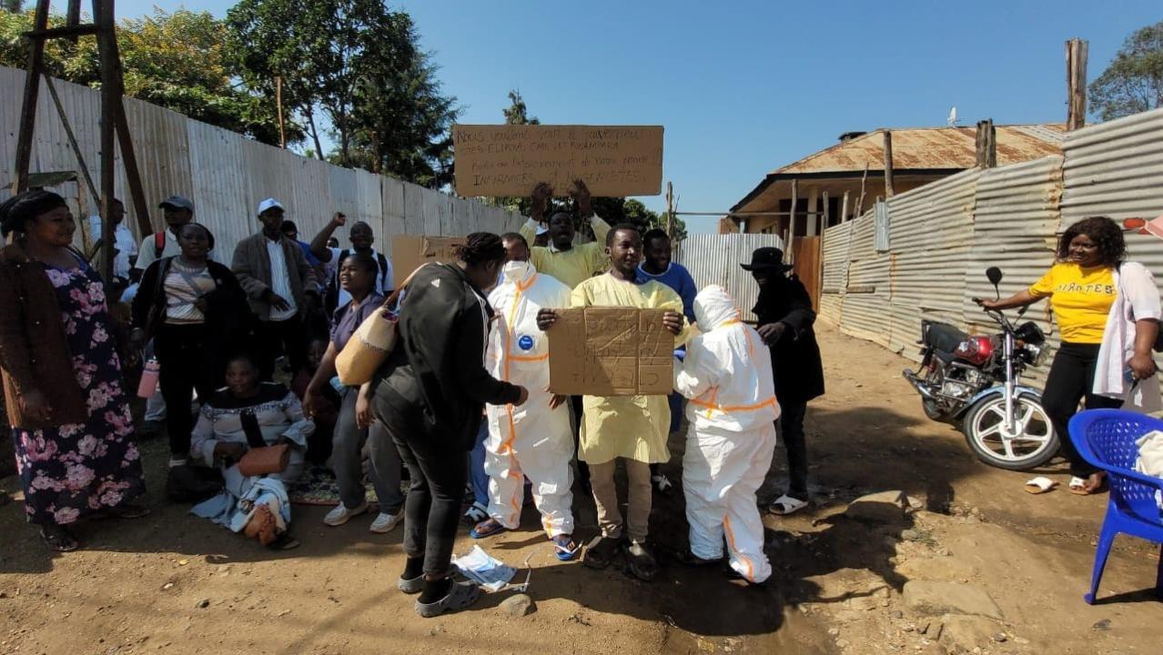 Des agents de la riposte contre Ebola manifestent devant le bureau du gouvernorat de l’Ituri, pour dénoncer leur prise en charge financière