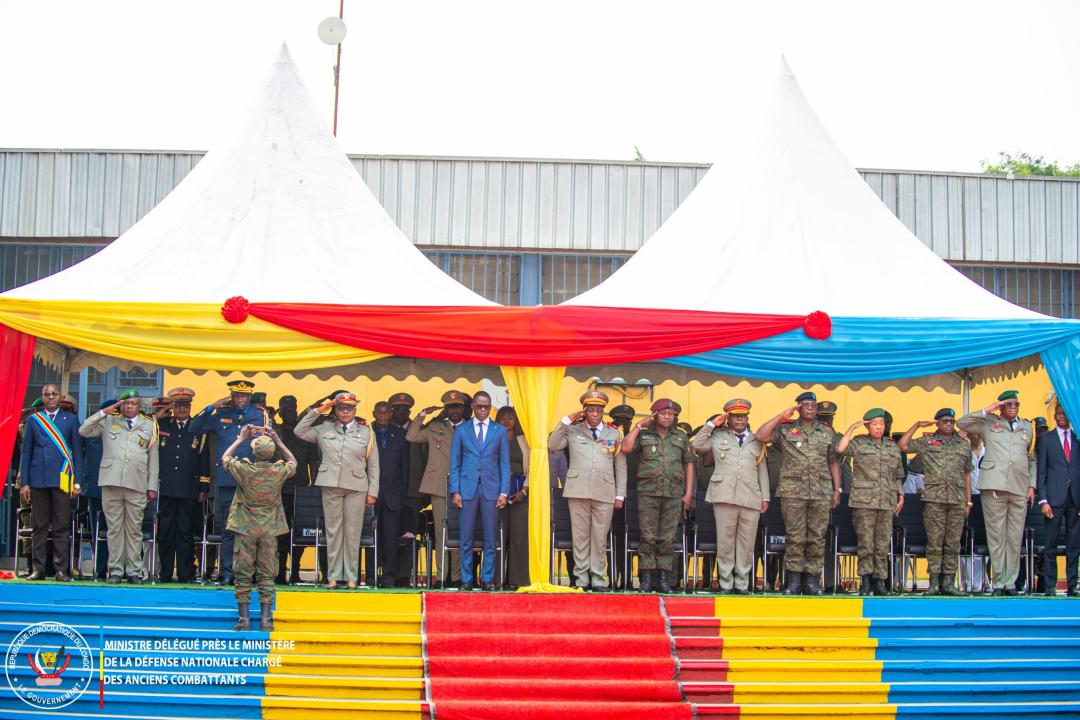 Le ministre délégué Eliezer Ntambwe et les officiers militaires, lors de la cérémonie de fin de session 2025-2026 de la 37eme promotion à l'Ecole de Commandement et d'État- major [photo d'illustration]