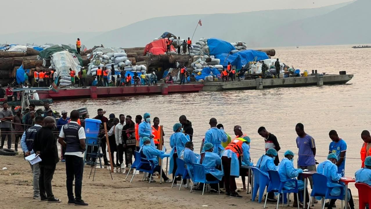 Des passagers en provenance de la province de l’Équateur soumis à un contrôle sanitaire à leur arrivée au site d’accostage de Maluku.