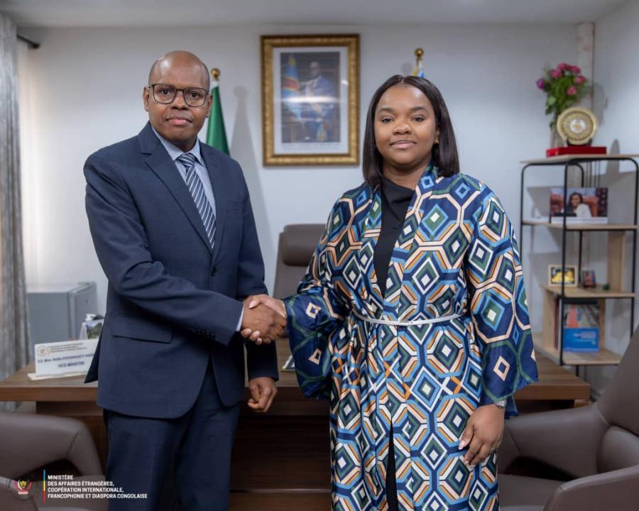 Poignée de main entre la vice-ministre des Affaires étrangères du gouvernement de la RDC, Noëlla Ayeganagato, et son hôte, Dr.Isias Barreto da Rosa, Représentant de l'UNESCO en RDC arrivé au terme de son mandat