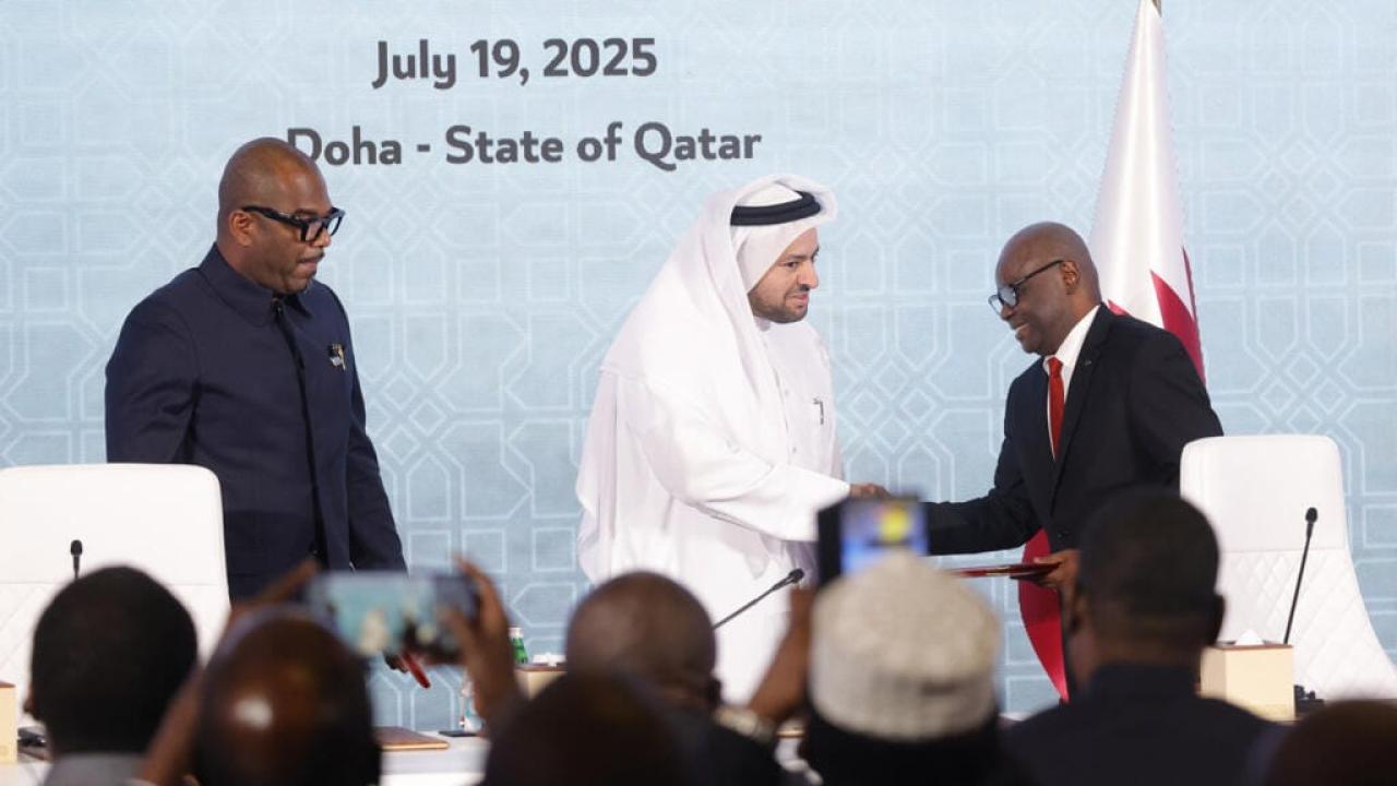 À Doha, sous la médiation du Qatar, le représentant de la RDC et de l’AFC/M23 lors de la signature de l'accord de cessez-le-feu, le 19 juillet 2025 [photo d'illustration]