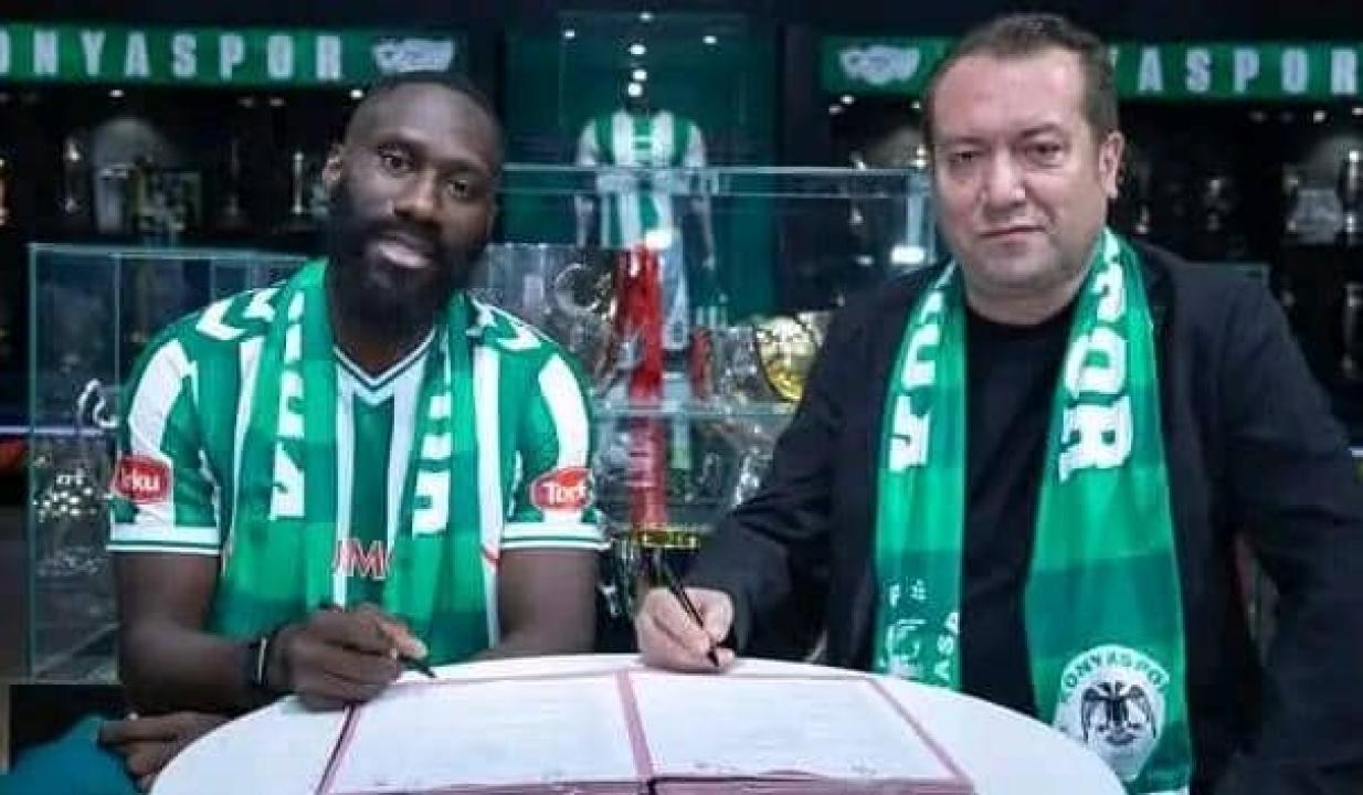 Arthur Masuaku et un dirigeant de Konyaspor.