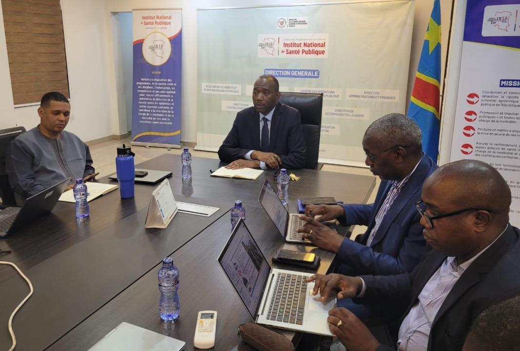 Docteur Dieudonné Mwamba Kazadi, DG de l'INSP entouré du représentant de l'OMS à sa droite et sa gauche d'autres parties prenantes