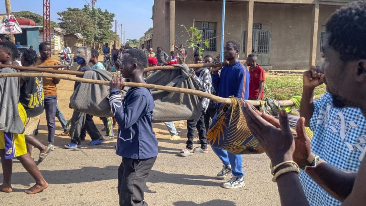 Des habitants transportent le corps d'une victime après une attaque attribuée aux ADF à Beni [photo d'illustration]