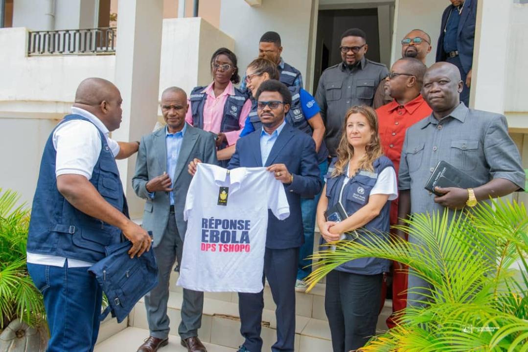Le gouverneur de province, Paulin Lendongolia (au centre), présente un t-shirt symbolique de la riposte estampillé « Réponse Ebola DPS Tshopo », aux côtés de la délégation de l’OMS [photo d'illustration]