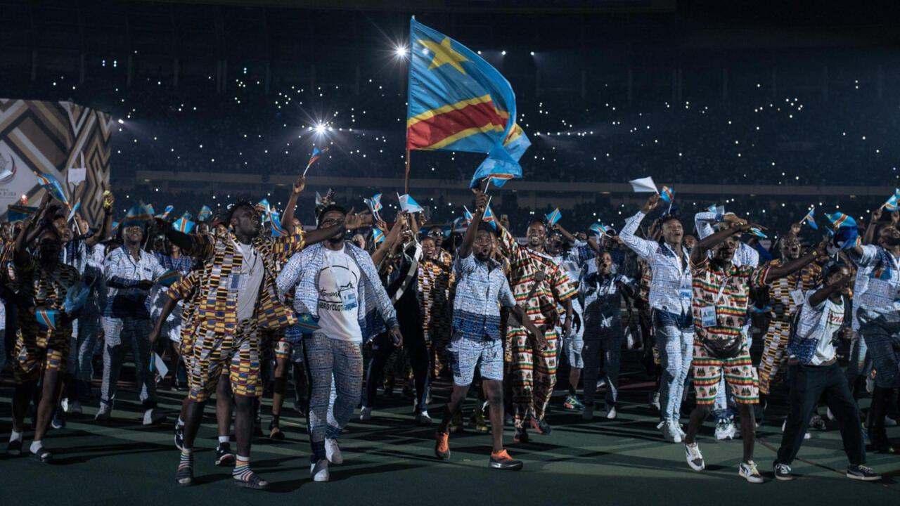 Des athlètes et artistes de la RDC arborant leur drapeau à leur entrée au Stade des Martyrs en 2023 lors de la cérémonie d'ouverture des 9e Jeux de la Francophonie [photo d'illustration]
