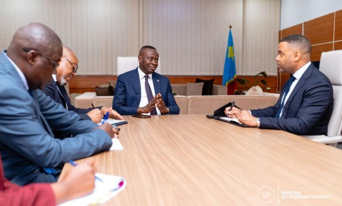 Le VPM de l’Économie Nationale, Daniel Mukoko Samba, face à ses interlocuteurs du groupe Trafigura [photo d'illustration]