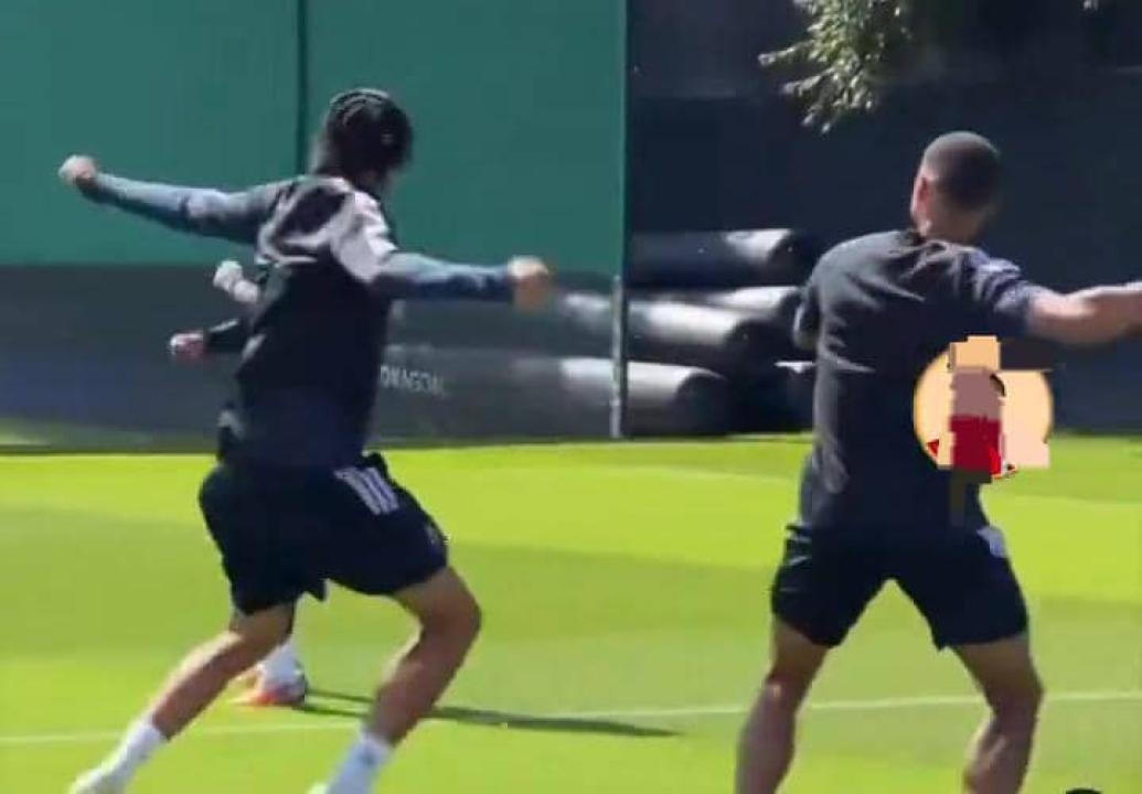 Les joueurs de New Castle United exécutant la danse "Fimbi" après une phase réussie à l'entraînement