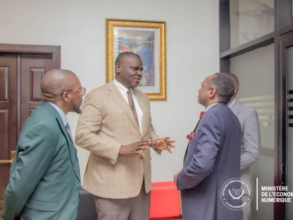 Le ministre de l’Économie numérique, Augustin Kibassa échange avec la délégation de la FinTech kenyane Pesaflow, conduite par son directeur Jovis Omondji Okoth, lors de leur audience [photo d'illustration]