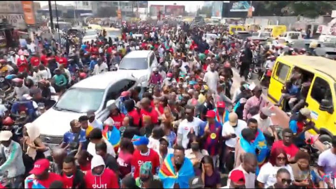 Les jeunes manifestants lors de la marche de soutien au "OUI" en faveur du changement de la constitution ce mercredi 12 août 2026 à Kinshasa