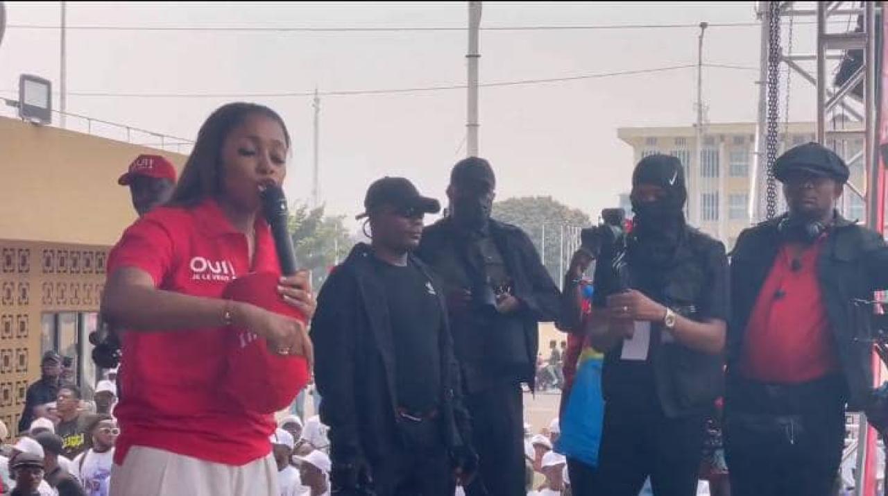 La Ministre de la jeunesse Grâce Emi KUTINO s'adressant à la foule au point de chute de la marche "Oui, je le veux" ce mercredi 12 août 2026