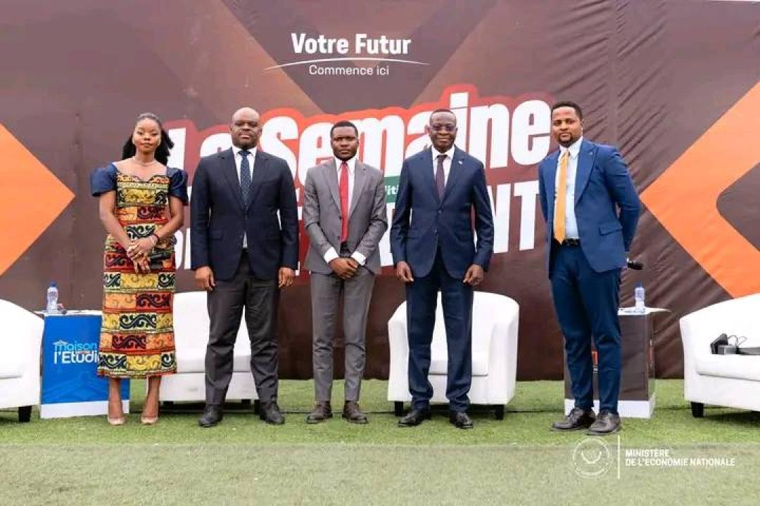 Le VPM de l'Économie nationale, Daniel Mukoko Samba, entouré des étudiants lors de la 2ᵉ édition de la Semaine de l'Étudiant [photo d'illustration]