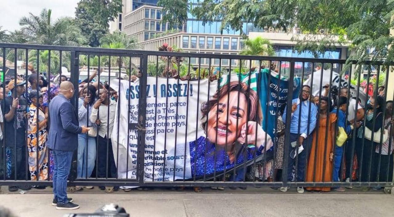Les manifestants de l'ASBL Mwana Mapinga devant le ministère de la Justice ce jeudi 13 aout 2026