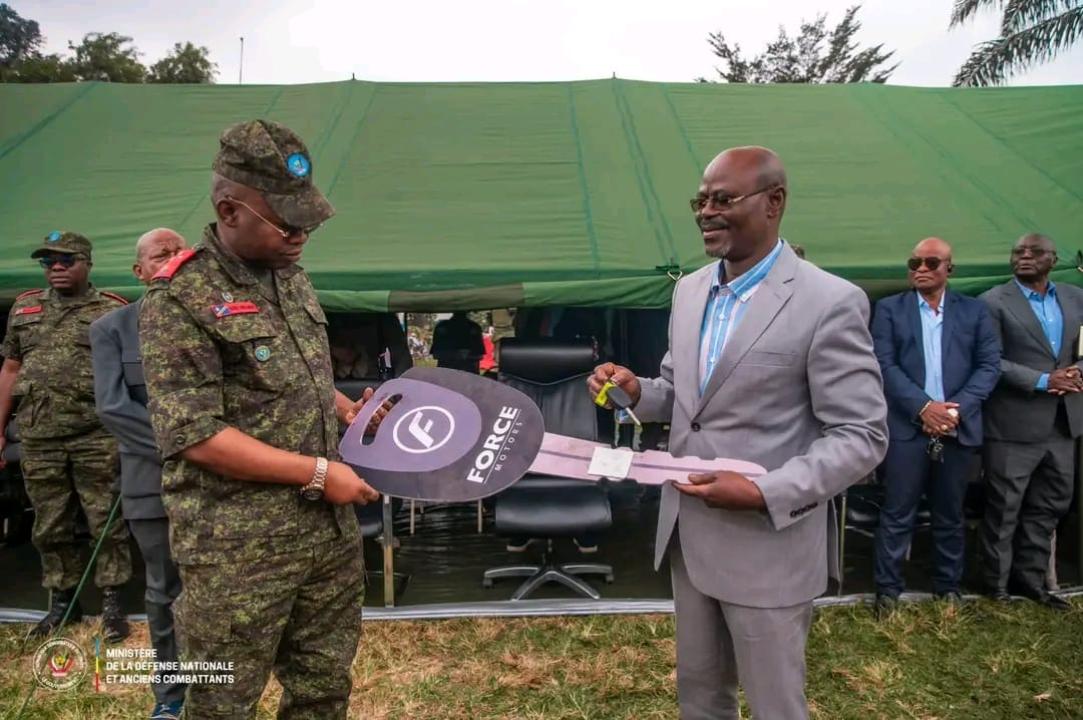 Le VPM de la Défense nationale, Guy Kabombo Muadiamvita, remet les clés des nouveaux véhicules au chef d’état-major général des FARDC, le lieutenant-général Jules Banza Muilambwe [photo d’illustration]