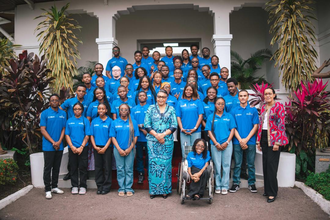 La Première ministre Judith Suminwa Tuluka pose pour une photo de famille avec les 44 boursiers de la première cohorte du Programme national Excellentia RDC, reçus  jeudi à la Primature avant leur départ pour la France.