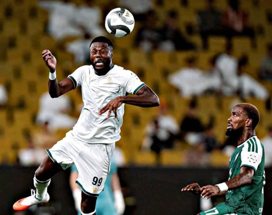 Le défenseur congolais Chancel Mbemba en duel avec un joueur de Al-Ahli