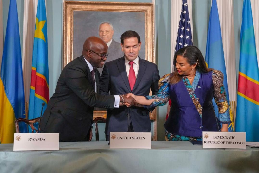 Poignée de main entre Thérèse Kayikwamba et Olivier Nduhungirehe après la signature d'un accord de paix entre la RDC et le Rwanda sous l'égide des Etats Unis, juin 2025 [photo d'illustration]